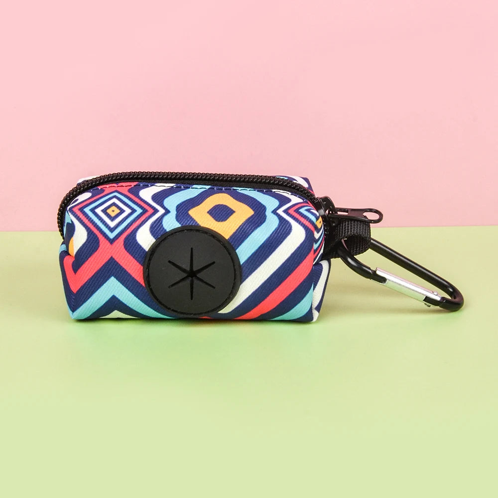 1 dispensador de bolsas para excrementos de perro con diseño colorido y duradero, para sujetar a la correa del perro (sin bolsas ni correa).
