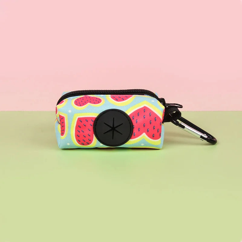 1 dispensador de bolsas para excrementos de perro con diseño colorido y duradero, para sujetar a la correa del perro (sin bolsas ni correa).