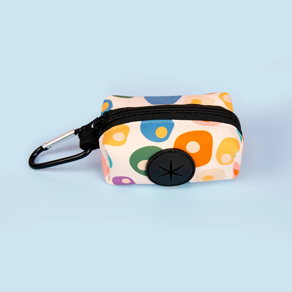 1 dispensador de bolsas para excrementos de perro con diseño colorido y duradero, para sujetar a la correa del perro (sin bolsas ni correa).